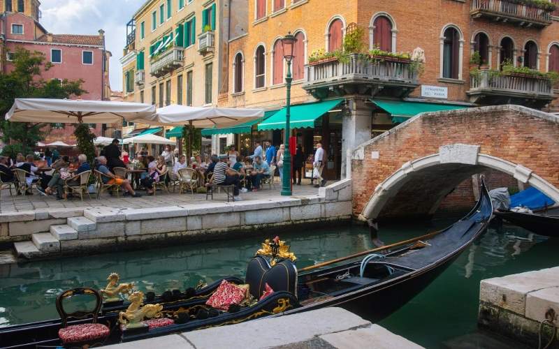 Venice Italy Grand Canal gondola Rialto Bridge romantic couples destination | roamvisa.com