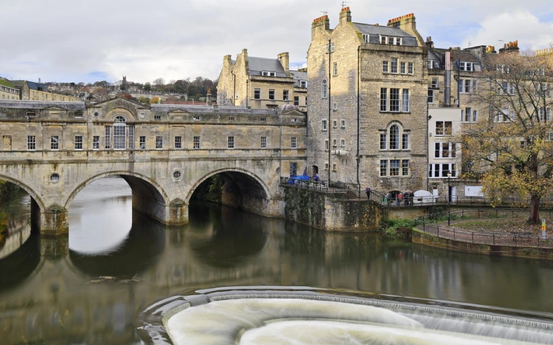 Bath romantic weekend break Royal Crescent Georgian facades Roman Baths couple walking honey-stone streets  |  roamvisa.com