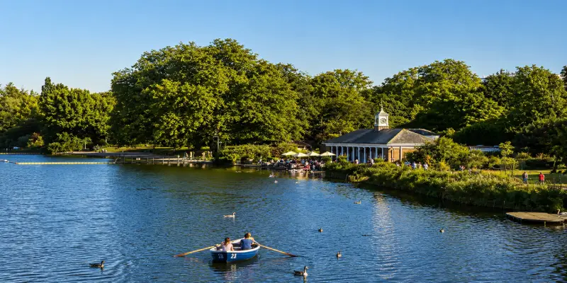 Hyde Park and the Serpentine: A Rowing Boat Date